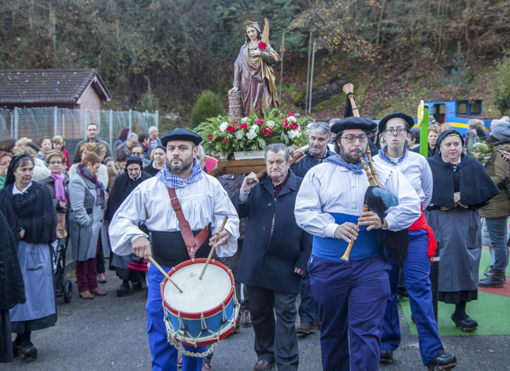 Procesion del dia de la patrona de la mineria en el pueblo de Santa Barbara. San Martin del Rey Aurelio. Asturias 2017