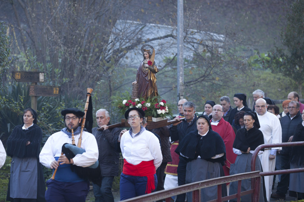 Procesion del dia de la patrona de la mineria en el pueblo de Santa Barbara. San Martin del Rey Aurelio. Asturias 2017