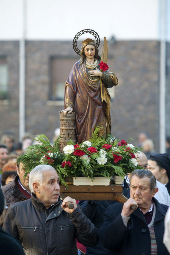 Procesion del dia de la patrona de la mineria en el pueblo de Santa Barbara. San Martin del Rey Aurelio. Asturias 2017