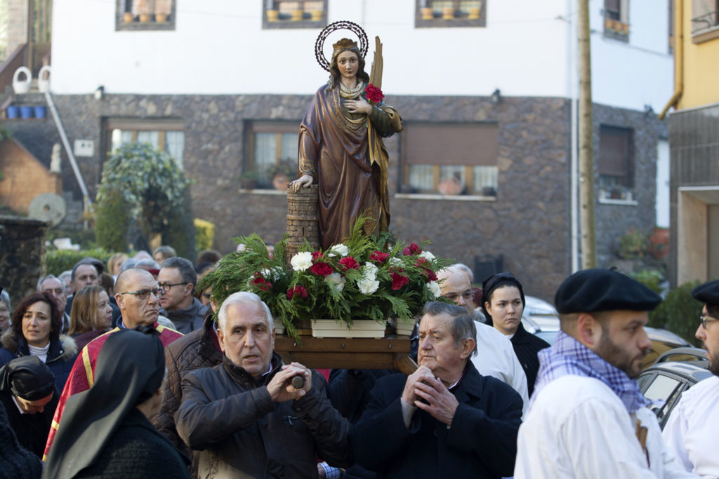 Procesion del dia de la patrona de la mineria en el pueblo de Santa Barbara. San Martin del Rey Aurelio. Asturias 2017