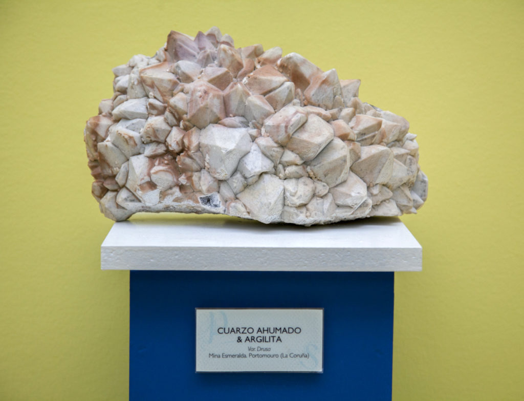 Cuarzo ahumado & Argilita. Exposición permanente de Mineralogía, compuesta por 600 piezas. Casa de las Culturas. Bembibre. León 2018