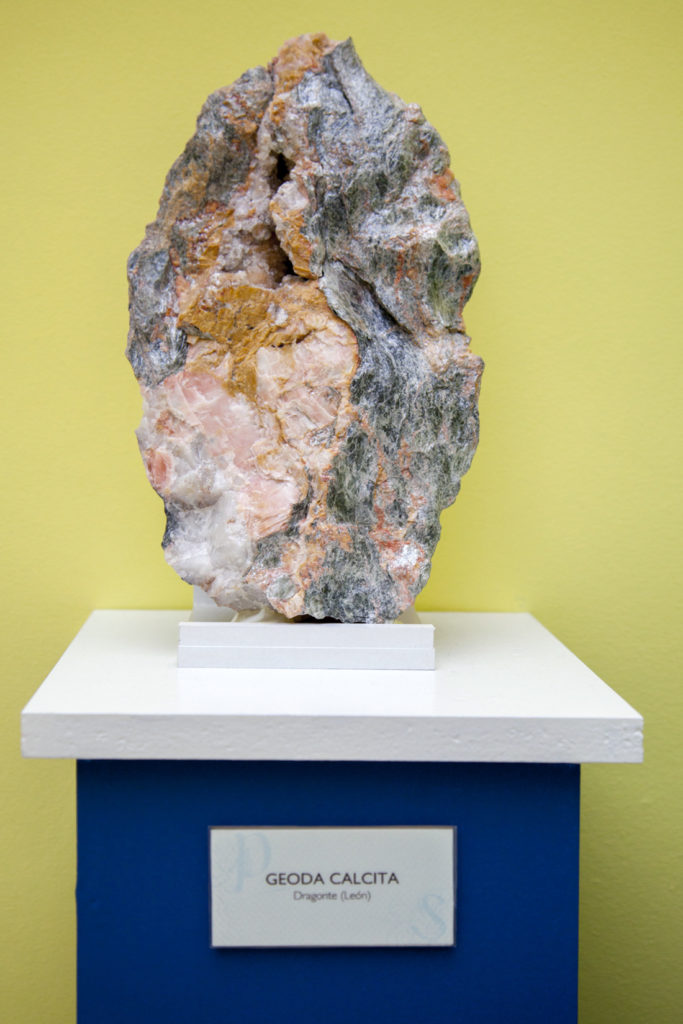 Geoda Calcita. Exposición permanente de Mineralogía, compuesta por 600 piezas. Casa de las Culturas. Bembibre. León 2018