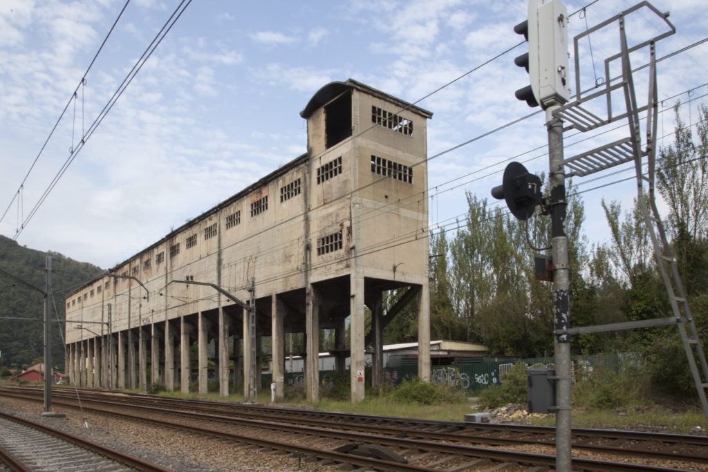 Antiguas tolvas de carbon en la estacion de Ablaña. Mieres. Asturias 2018