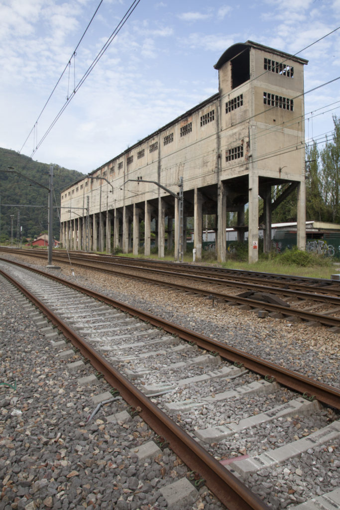 Antiguas tolvas de carbon en la estacion de Ablaña. Mieres. Asturias 2018