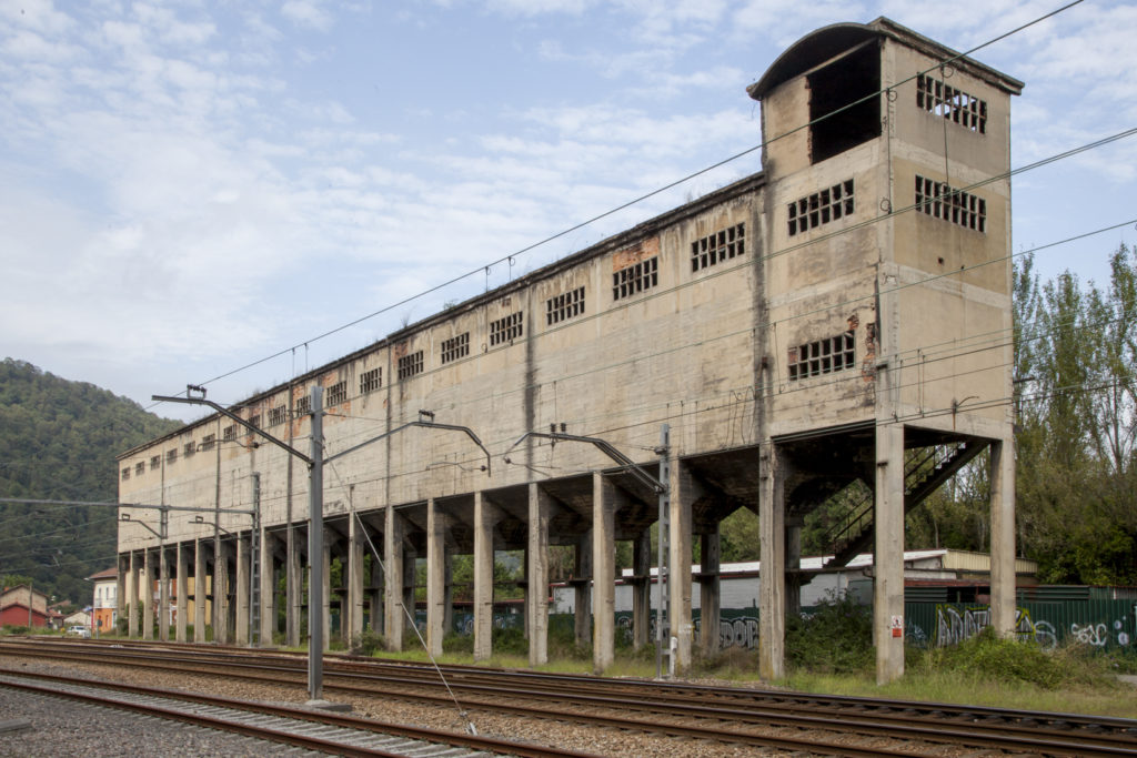 Antiguas tolvas de carbon en la estacion de Ablaña. Mieres. Asturias 2018