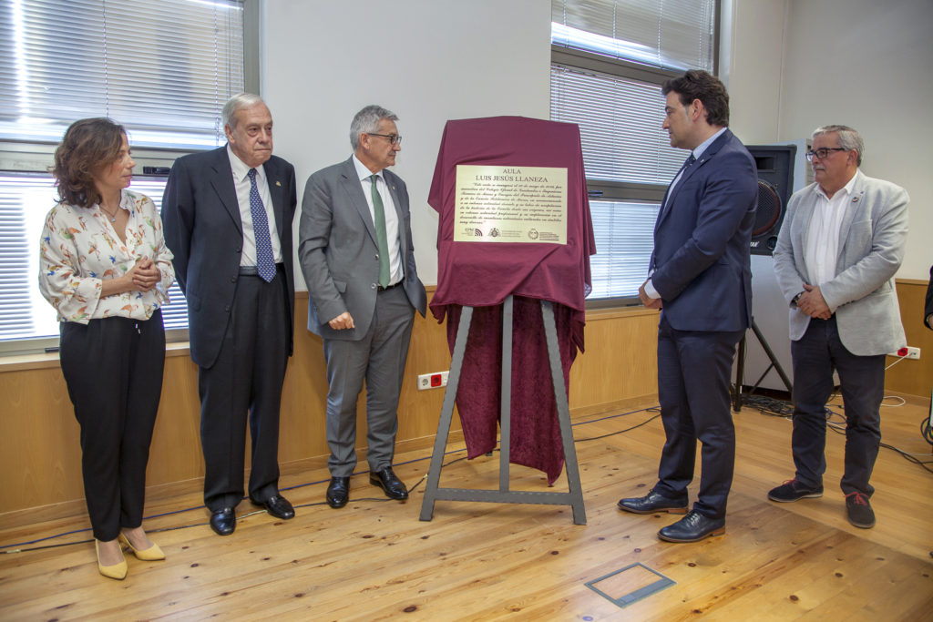 Homenaje al Profesor de la Escuela Politécnica de Mieres, y escritor, Luis Jesús Llaneza. Mieres. Asturias 2019