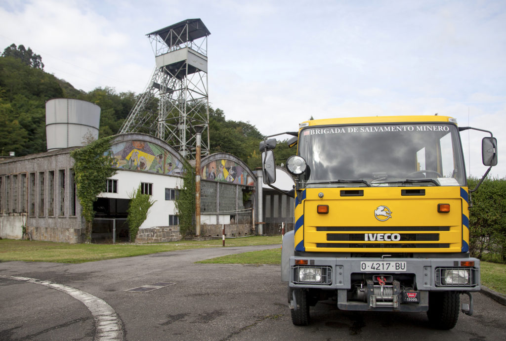 Camion de la brigada de salvamento minero de hunosa en las instalaciones exteriores del Pozo Fondon. Langreo. Asturias 2017