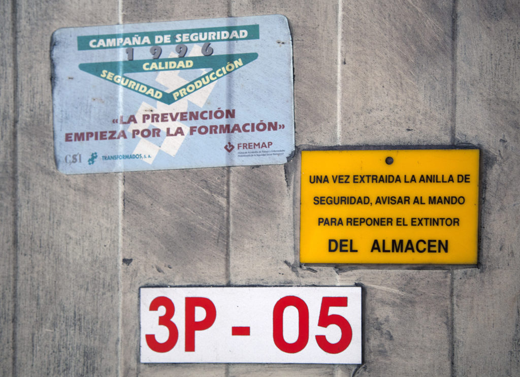 Cartel de seguridad. Instalaciones cerradas de Fabrica de Mieres Tubos. Grupo Condesa. Mieres. Asturias 2018