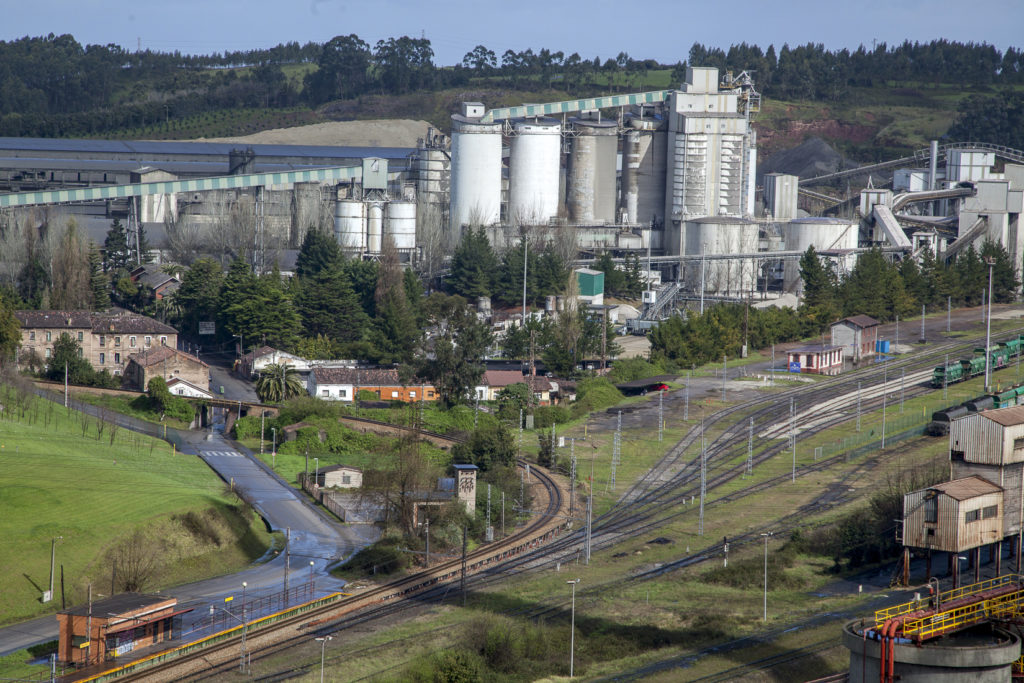 Factoria de Cementos Tudela Veguin, desde la central termica de Aboño. Gijon. Asturias 2019