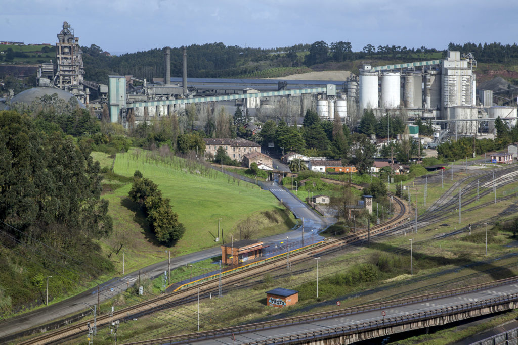 Factoria de Cementos Tudela Veguin, desde la central termica de Aboño. Gijon. Asturias 2019