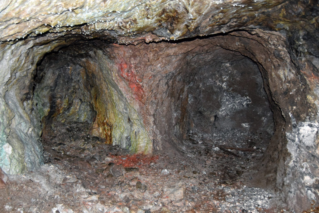 Mineralizaciones en las instalaciones abandonadas de la Mina Divina Providencia. Villanueva de Pontedo. Carmenes. Leon 2018