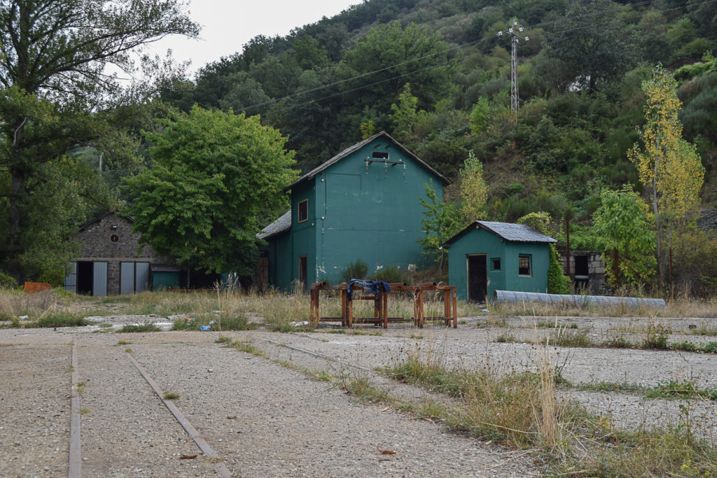 Plaza de la mina de las antiguas instalaciones del Grupo Carrasconte. Villaseca de Laciana 2018