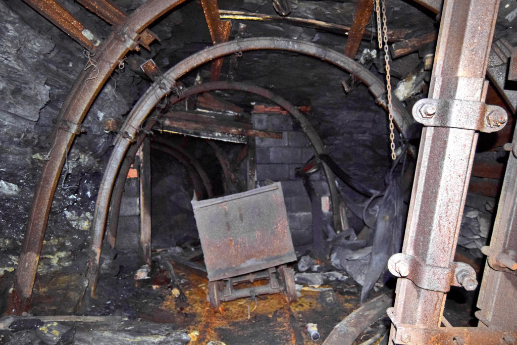 Segunda bocamina de la galeria con vagoneta de las instalaciones abandonadas de la Mina Sorbeda. Sorbeda del Sil. Leon 2018