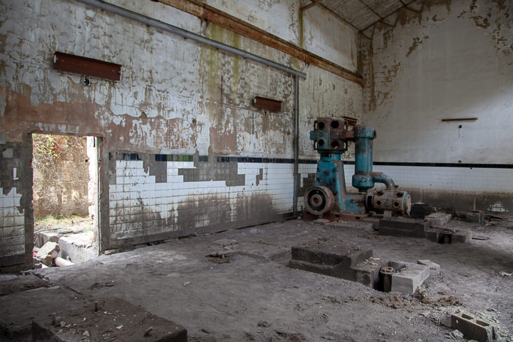 Sala de compresores de las instalaciones abandonadas del Pozo Ibarra. Ciñera. Leon 2019