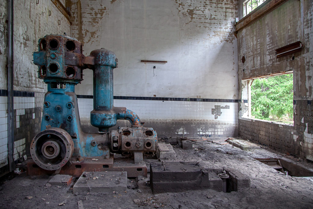 Sala de compresores en las instalaciones abandonadas del Pozo Ibarra. Ciñera. Leon 2019