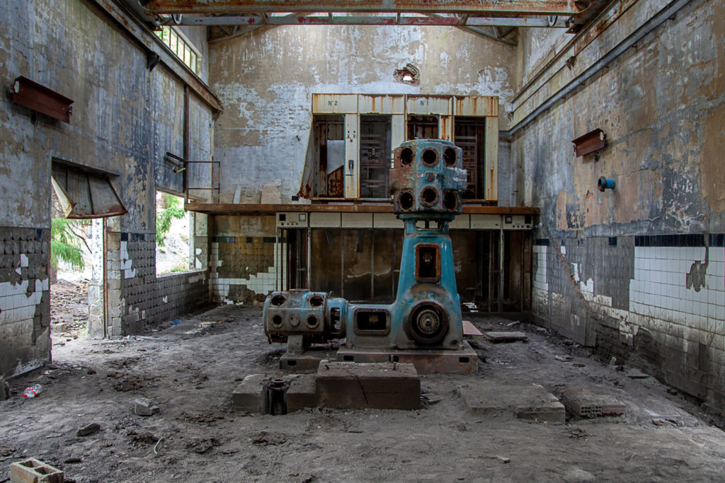 Sala de compresores en las instalaciones abandonadas del Pozo Ibarra. Ciñera. Leon 2019