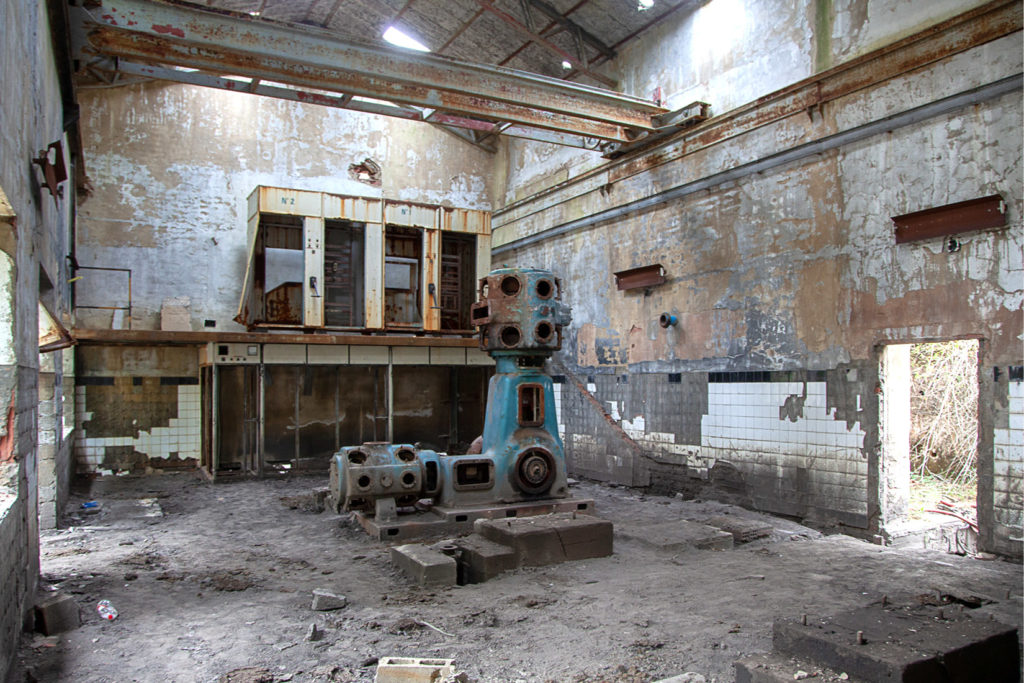 Sala de compresores de las instalaciones abandonadas del Pozo Ibarra. Ciñera. Leon 2019