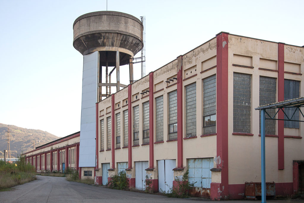 Instalaciones cerradas de Fabrica de Mieres Tubos. Grupo Condesa. Mieres. Asturias 2018