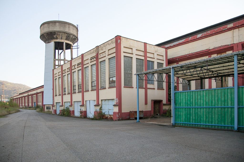 Instalaciones cerradas de Fabrica de Mieres Tubos. Grupo Condesa. Mieres. Asturias 2018
