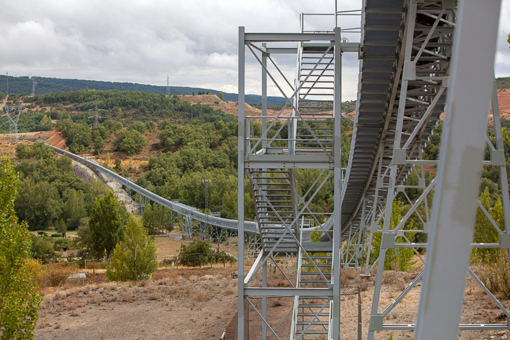 Cinta transportadora desde la cantera a la factoria de Cementos de Tudela Veguin S.A. La Robla. León 2019