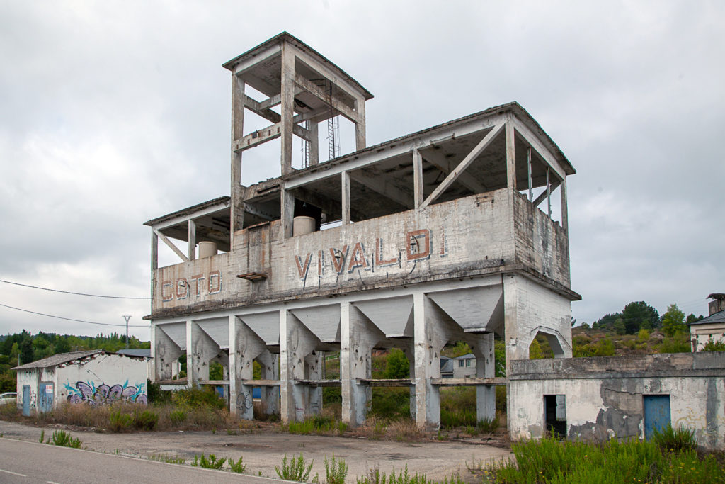 Antiguas tolvas de carga de Coto Vivaldi, San Miguel de Las Dueñas. Leon 2019
