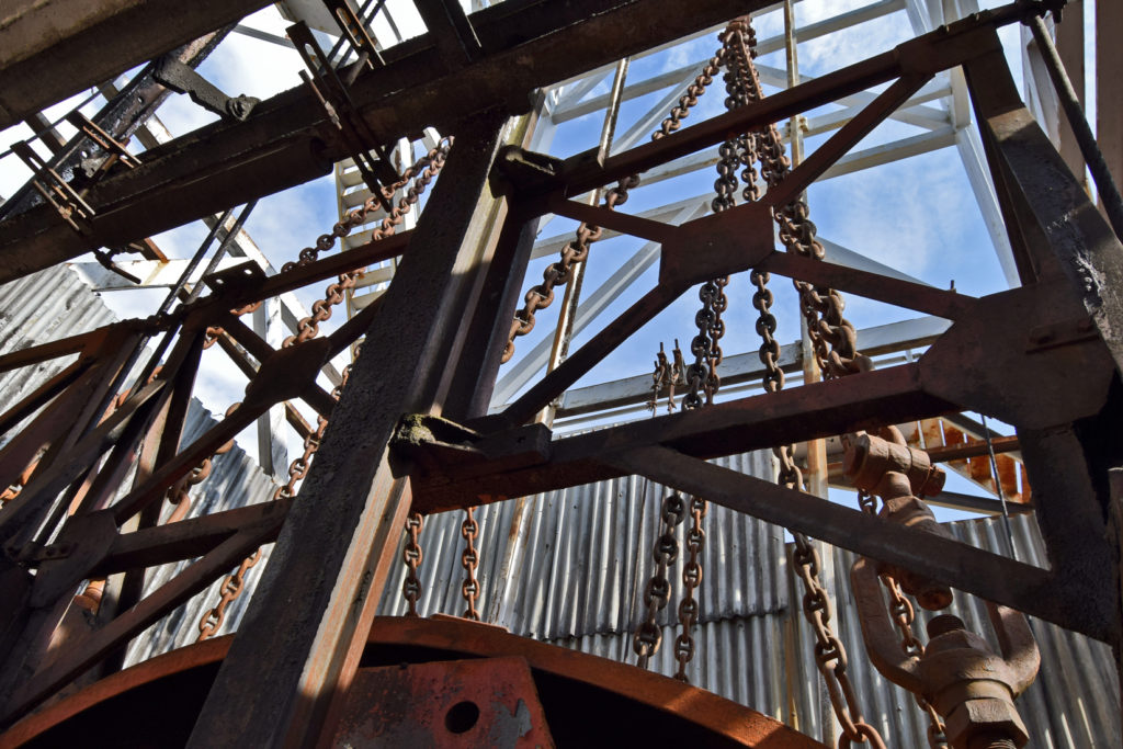 Cadenas de las jaulas del Pozo Calderón. Villager de Laciana. Villablino. León 2018