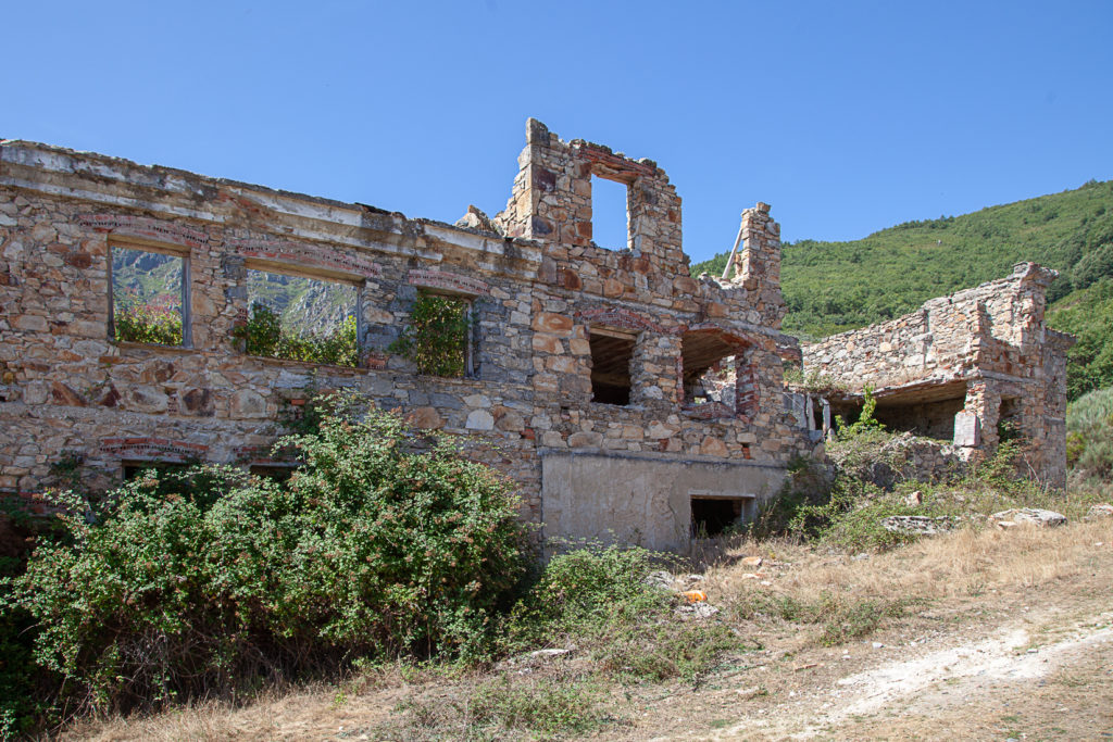 Restos del Poblado Minero de La Piela, en la antigua mina de Wolframio