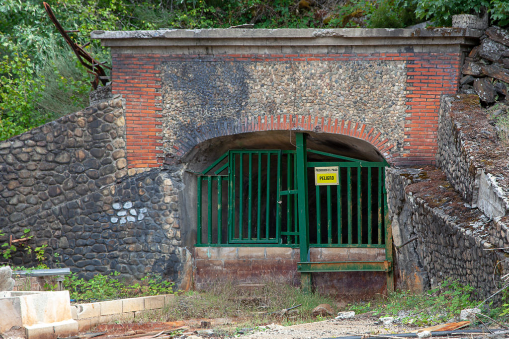 Bocamina de las instalaciones abandonadas de la mina de Antracitas de Brañuelas. Torre del Bierzo. Leon 2019