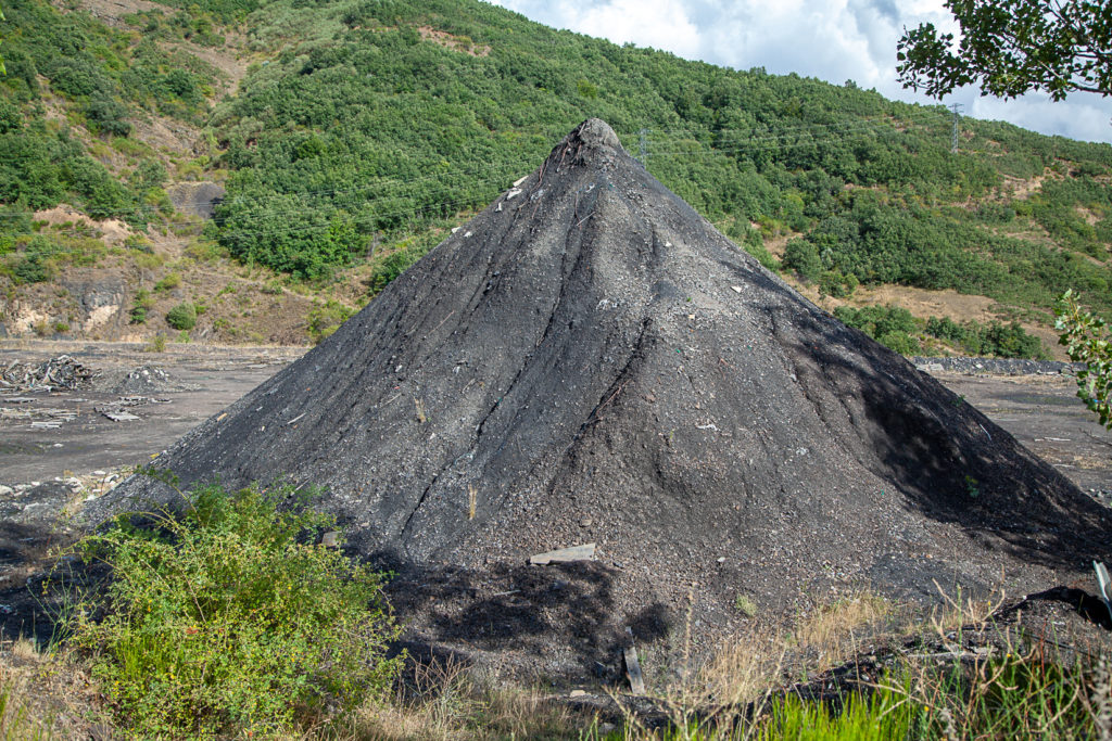 Montaña de esteriles en las Instalaciones cerradas del Pozo Emilio del Valle, de la HVL. Pola de Gordón. León 2019