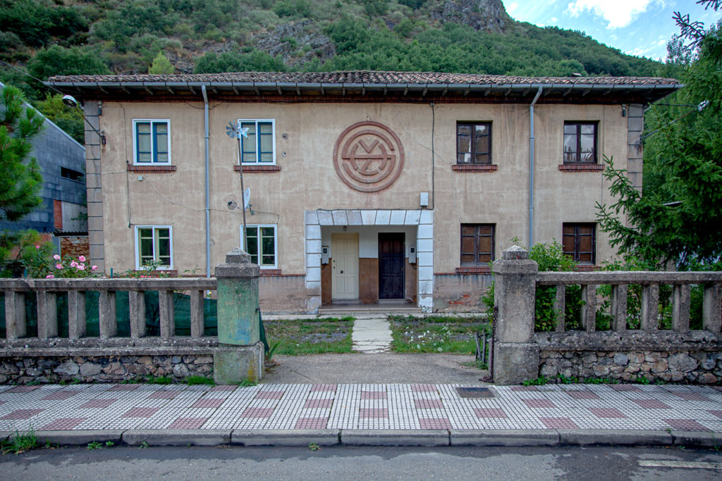 Antiguas Oficinas de HVL. Serrilla, Matallana de Torio. León 2019