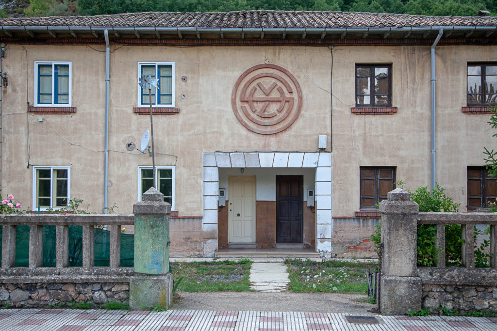 Antiguas Oficinas de HVL. Serrilla, Matallana de Torio. León 2019