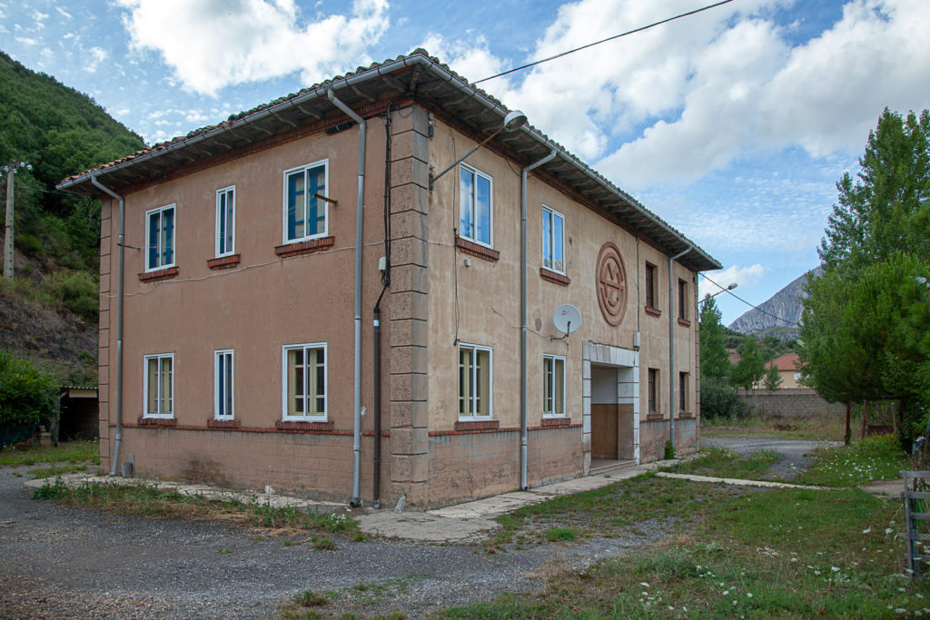Antiguas Oficinas de HVL. Serrilla, Matallana de Torio. León 2019
