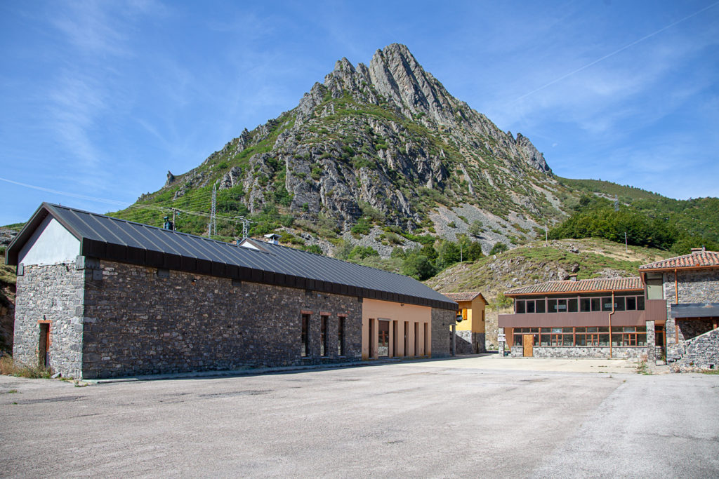 Antiguo edificio restaurado, para usos hosteleros, de la Mina de Talco, San Andrés. Puebla de Lillo. León 2019