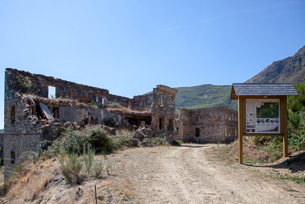 Restos del Poblado Minero de La Piela, en la antigua mina de Wolframio de Peña Do Seo. León 2019
