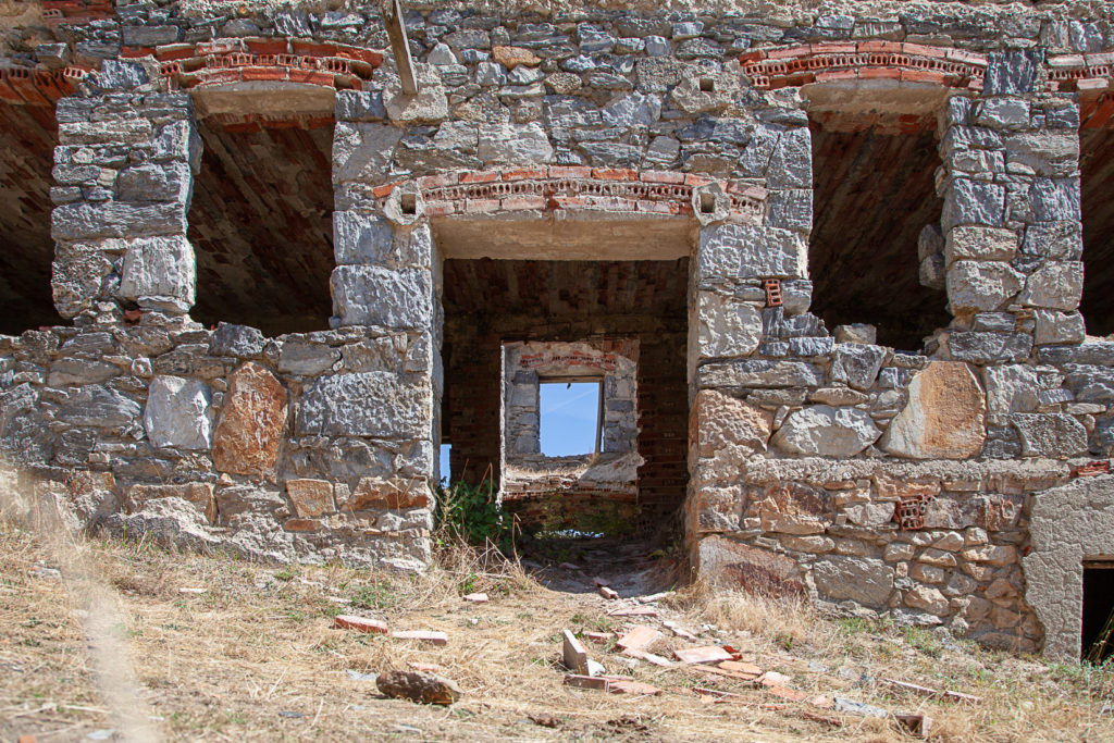 Restos del Poblado Minero de La Piela, en la antigua mina de Wolframio de Peña Do Seo. León 2019