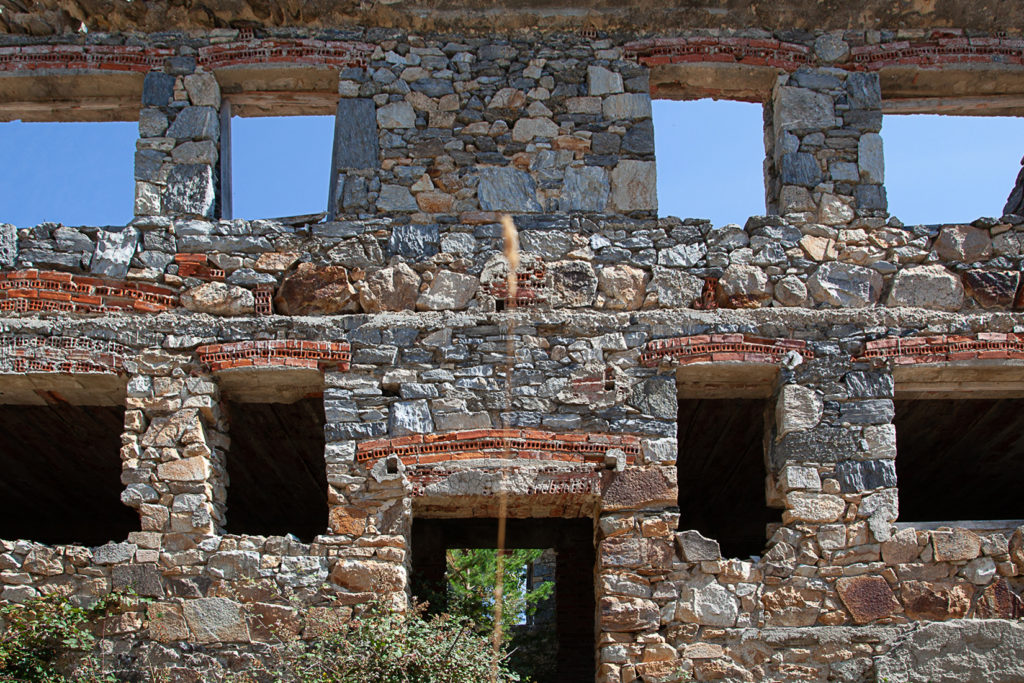Restos del Poblado Minero de La Piela, en la antigua mina de Wolframio de Peña Do Seo. León 2019