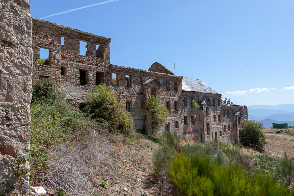 Restos del Poblado Minero de La Piela, en la antigua mina de Wolframio de Peña Do Seo. León 2019