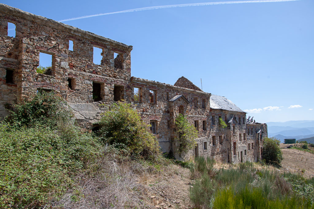 Restos del Poblado Minero de La Piela, en la antigua mina de Wolframio de Peña Do Seo. León 2019