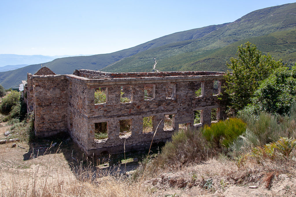 Restos del Poblado Minero de La Piela, en la antigua mina de Wolframio de Peña Do Seo. León 2019