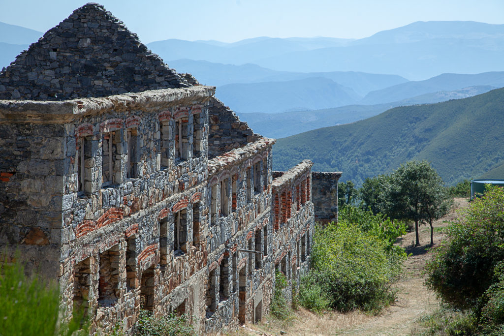 Restos del Poblado Minero de La Piela, en la antigua mina de Wolframio de Peña Do Seo. León 2019