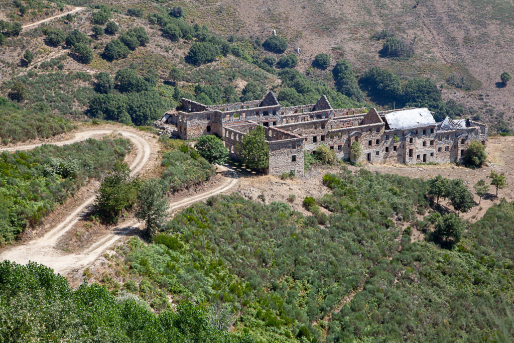Restos del Poblado Minero de La Piela, en la antigua mina de Wolframio de Peña Do Seo. León 2019