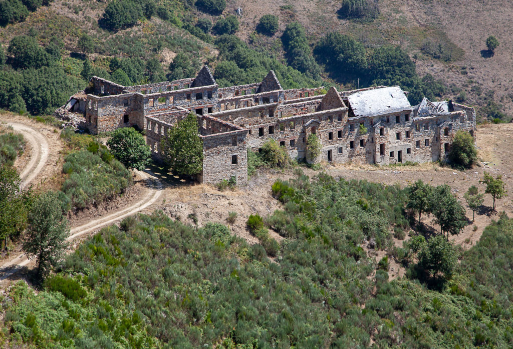 Restos del Poblado Minero de La Piela, en la antigua mina de Wolframio de Peña Do Seo. León 2019
