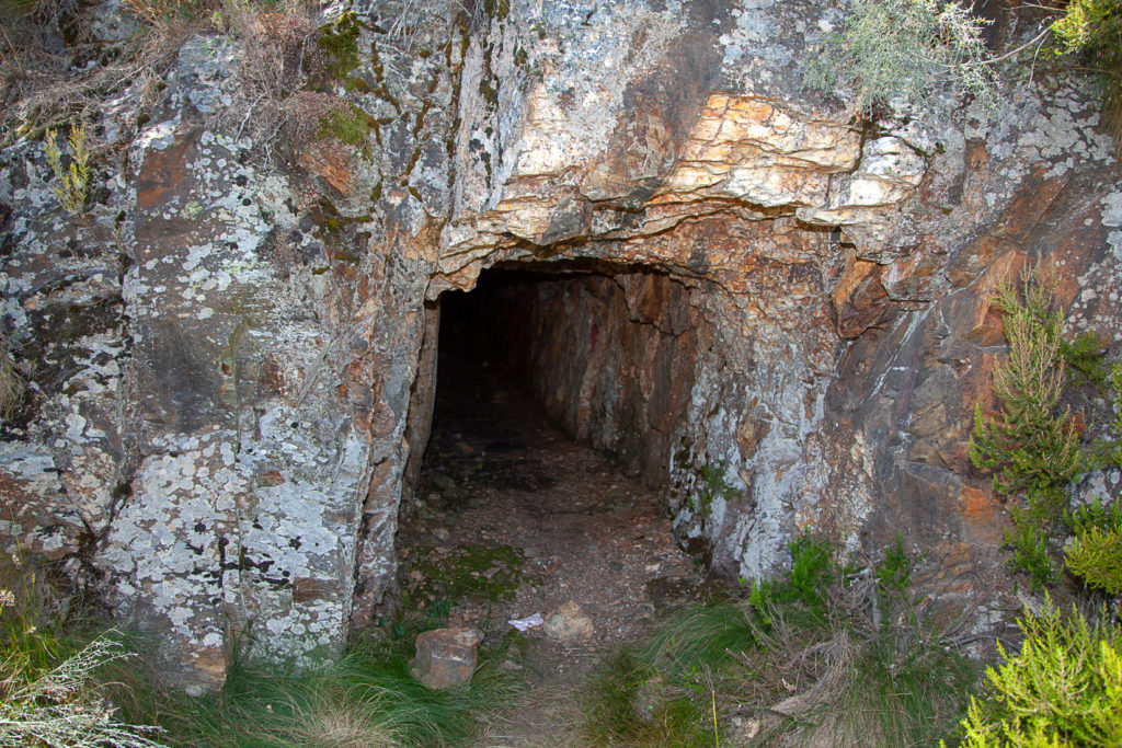 Bocamina de la mina de Wolframio de la Peña del Seo. León. Cadafresnas 2019