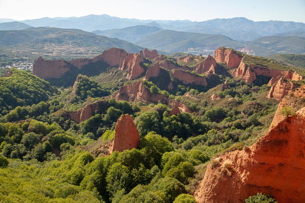 Vista de las antiguas minas romanas de oro de Las Medulas. Orellán. León 2019