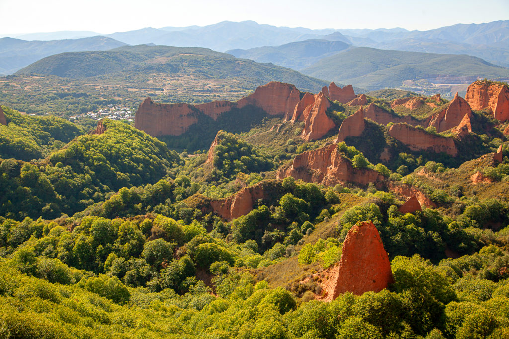 Vista de las antiguas minas romanas de oro de Las Medulas. Orellán. León 2019