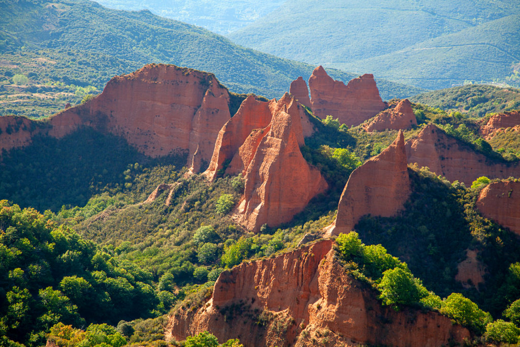 Vista de las antiguas minas romanas de oro de Las Medulas. Orellán. León 2019