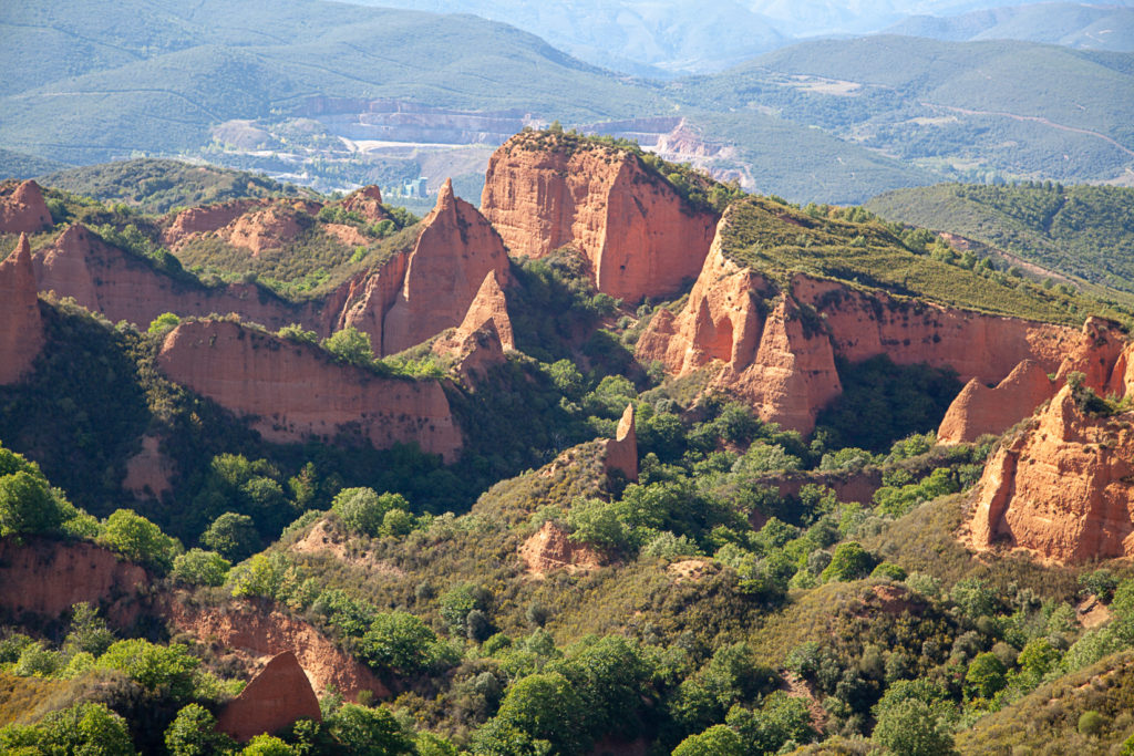 Vista de las antiguas minas romanas de oro de Las Medulas. Orellán. León 2019