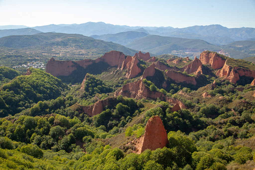 Vista de las antiguas minas romanas de oro de Las Medulas. Orellán. León 2019