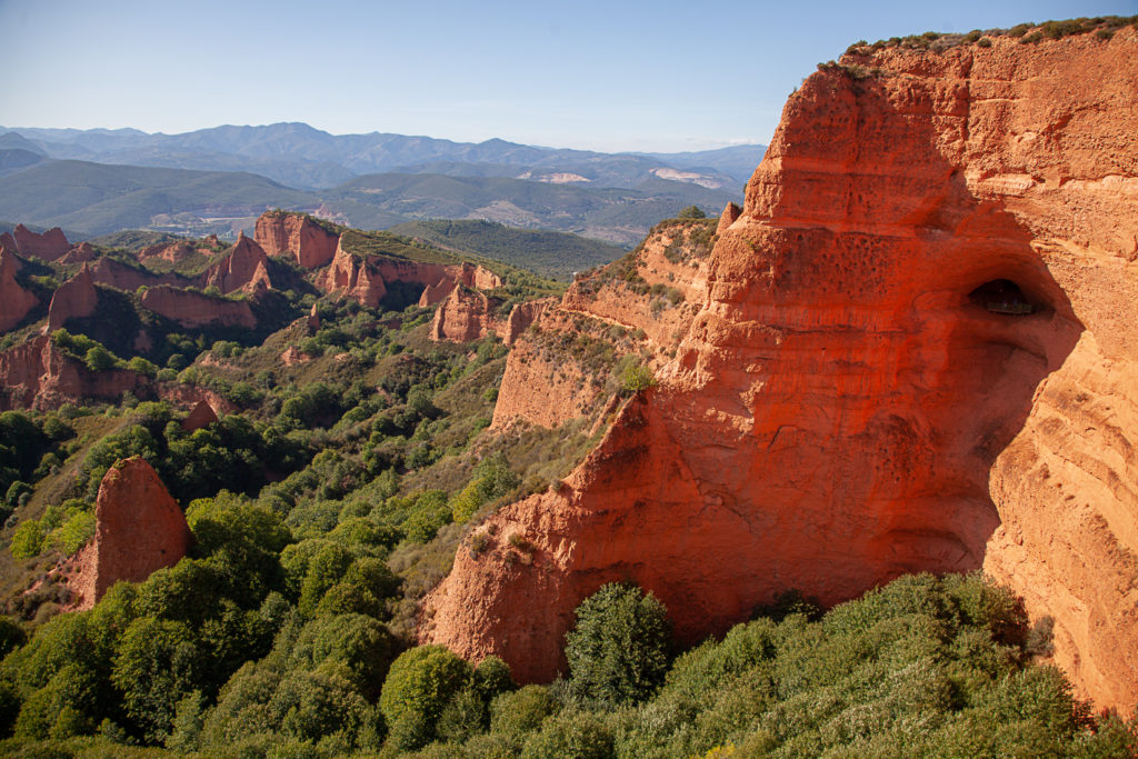 Vista de las antiguas minas romanas de oro de Las Medulas. Orellán. León 2019
