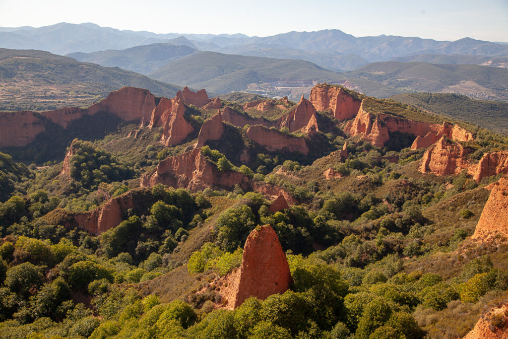 Vista de las antiguas minas romanas de oro de Las Medulas. Orellán. León 2019